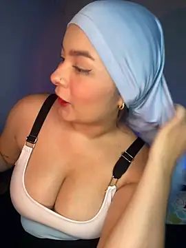 Snapshot of aneesa_darzi chatting on December 4, 12:52 am aneesa darzi online show from December 4, 12:52 am