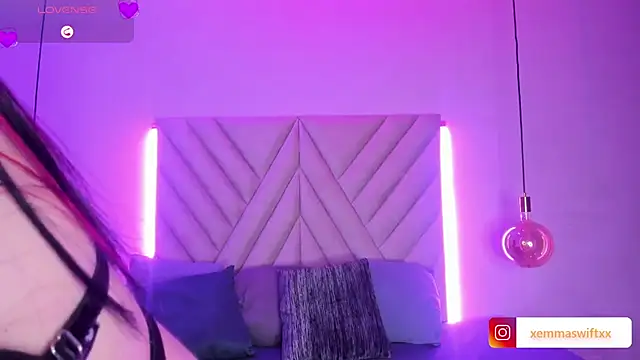 EmmaSwift  online show from December 4, 11:13 pm