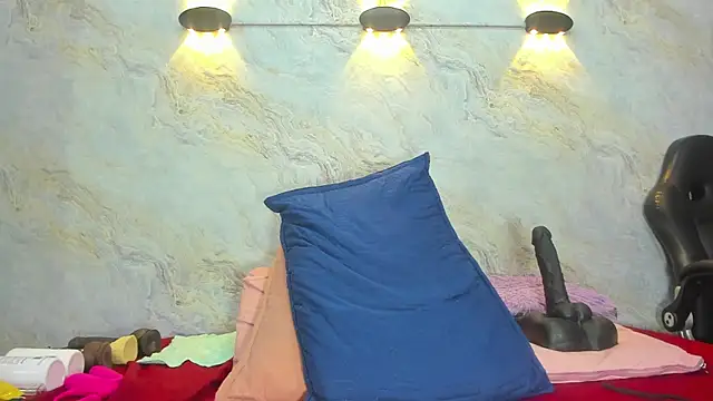 jones maddy  online show from February 12, 12:01 pm