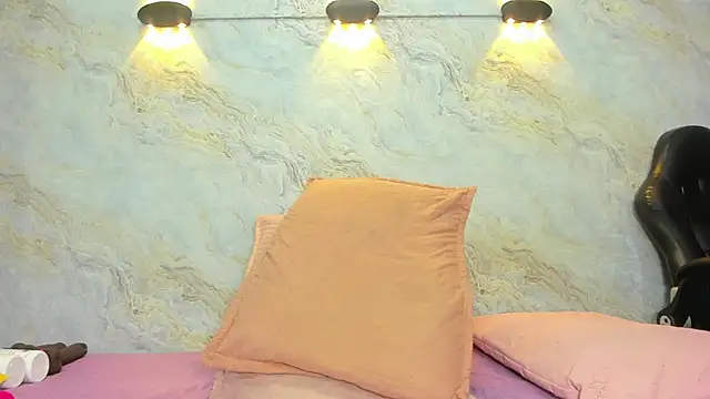 jones maddy  online show from March 4, 12:01 pm