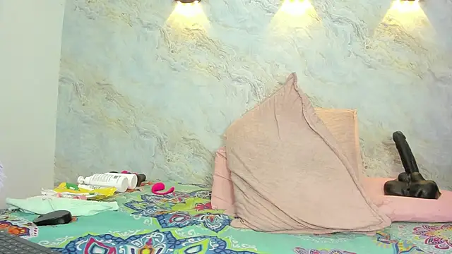 jones maddy  online show from March 14, 11:56 am