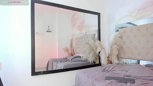 Snapshot of ainaah_ chatting on February 15, 6:12 pm ainaah online show from February 15, 6:12 pm