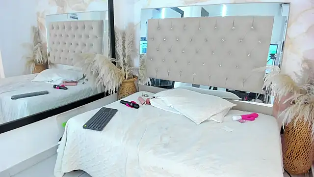 Snapshot of ainaah_ chatting on February 27, 2:32 pm ainaah online show from February 27, 2:32 pm