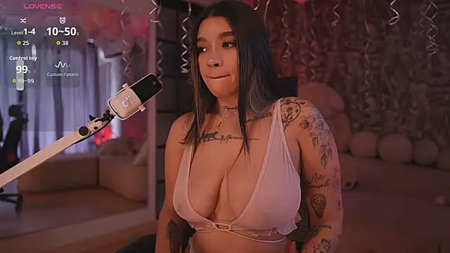 HannahW  online show from October 9, 8:29 pm