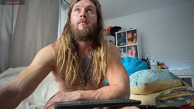 Snapshot of rusbigpaul chatting on February 22, 9:34 am rusbigpaul online show from February 22, 9:34 am