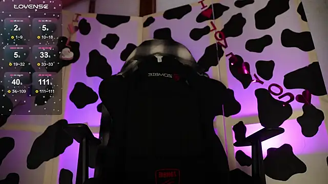 Snapshot of BlueCherryy chatting on February 9, 2:18 pm BlueCherryy online show from February 9, 2:18 pm