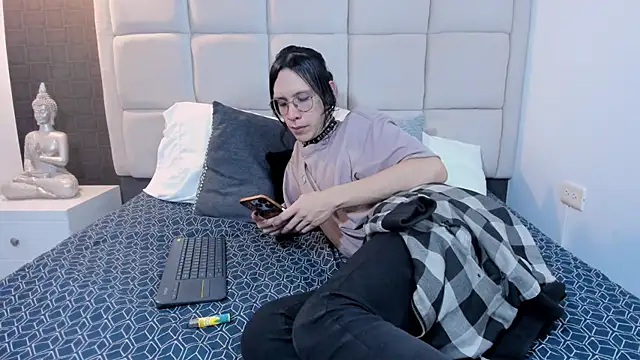 Hecatee 77 online show from February 12, 7:35 pm