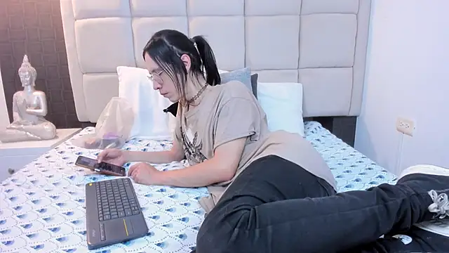 Hecatee 77 online show from March 3, 7:39 pm