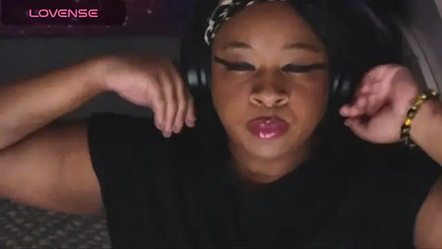 Snapshot of temptressbeauty24 chatting on December 6, 11:00 am temptressbeauty24 online show from December 6, 11:00 am