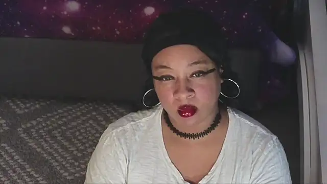 Snapshot of temptressbeauty24 chatting on December 8, 9:57 am temptressbeauty24 online show from December 8, 9:57 am