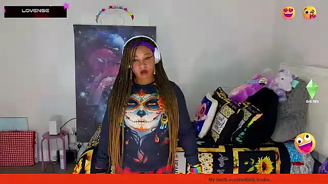 Snapshot of temptressbeauty24 chatting on February 8, 8:32 pm temptressbeauty24 online show from February 8, 8:32 pm