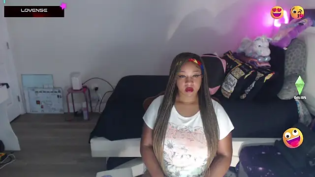 Snapshot of temptressbeauty24 chatting on February 18, 4:48 am temptressbeauty24 online show from February 18, 4:48 am