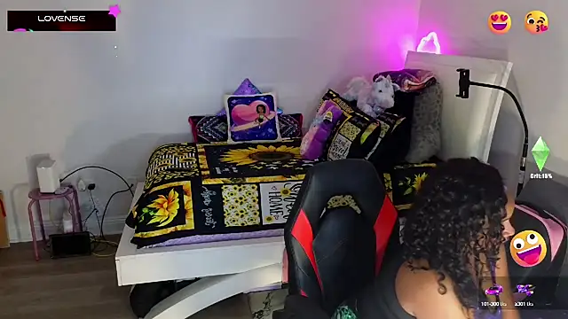 Snapshot of temptressbeauty24 chatting on March 6, 4:30 am temptressbeauty24 online show from March 6, 4:30 am