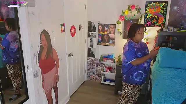 Snapshot of temptressbeauty24 chatting on October 18, 3:09 am temptressbeauty24 online show from October 18, 3:09 am