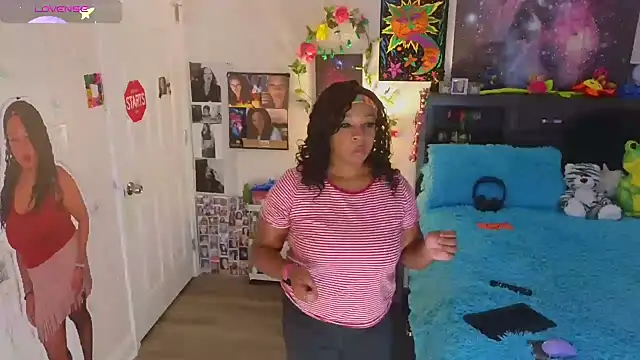 Snapshot of temptressbeauty24 chatting on October 18, 9:04 pm temptressbeauty24 online show from October 18, 9:04 pm