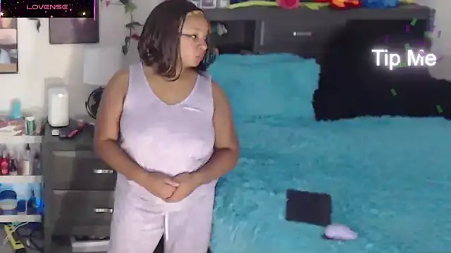 Snapshot of temptressbeauty24 chatting on November 14, 5:17 am temptressbeauty24 online show from November 14, 5:17 am