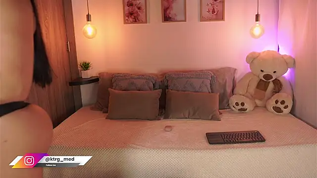 Snapshot of amelie_gonzalez chatting on October 3, 8:50 pm amelie gonzalez online show from October 3, 8:50 pm