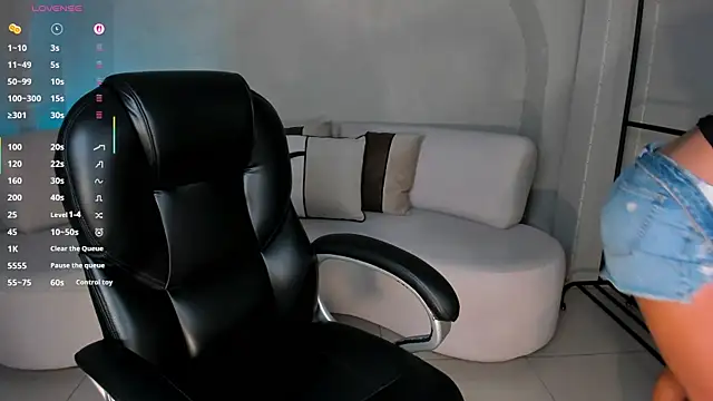 LizzHamilton   online show from November 4, 9:03 pm