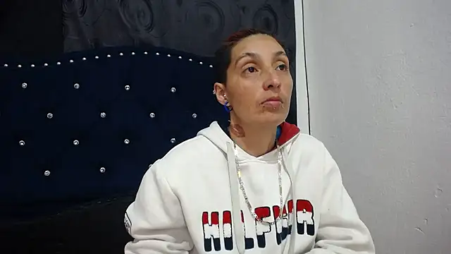 Snapshot of anyu1306 chatting on December 6, 8:37 am anyu1306 online show from December 6, 8:37 am