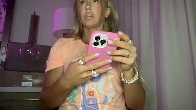 Snapshot of Fitnessbabe69 chatting on December 2, 8:09 am Fitnessbabe69 online show from December 2, 8:09 am