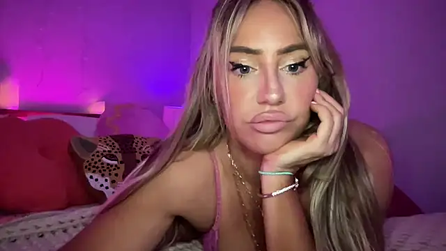 Snapshot of Fitnessbabe69 chatting on December 21, 8:39 am Fitnessbabe69 online show from December 21, 8:39 am