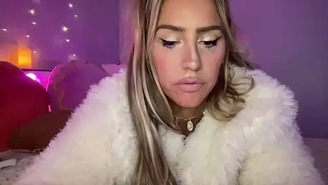 Snapshot of Fitnessbabe69 chatting on December 27, 8:07 pm Fitnessbabe69 online show from December 27, 8:07 pm