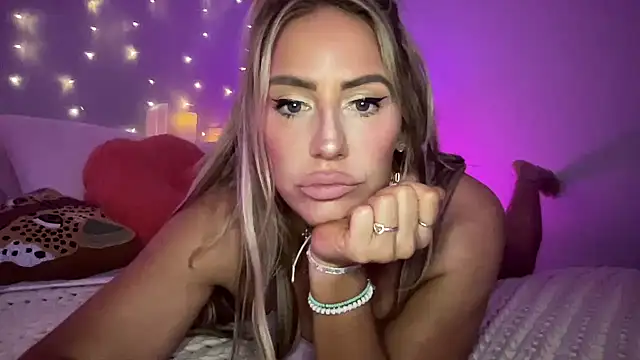 Snapshot of Fitnessbabe69 chatting on January 5, 9:59 am Fitnessbabe69 online show from January 5, 9:59 am