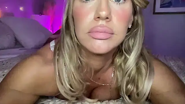 Snapshot of Fitnessbabe69 chatting on March 11, 8:41 am Fitnessbabe69 online show from March 11, 8:41 am