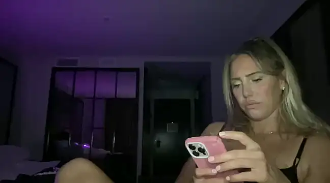 Snapshot of Fitnessbabe69 chatting on March 13, 9:21 am Fitnessbabe69 online show from March 13, 9:21 am