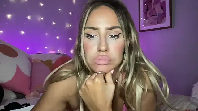 Snapshot of Fitnessbabe69 chatting on March 21, 11:33 am Fitnessbabe69 online show from March 21, 11:33 am