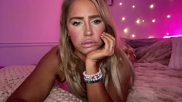 Snapshot of Fitnessbabe69 chatting on November 16, 8:42 am Fitnessbabe69 online show from November 16, 8:42 am